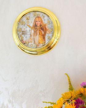 Zegar ścienny dla dziewczynki Disney 'Hannah Montana'  H257710 z kolekcji zegary ścienne dla dziewczynki. Zegary dla dziewczynki na ścianę. Zegary na ścianę dla dziecka w kolorze złotym (6).JPG